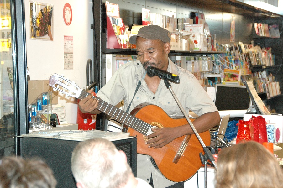 Débat-dédicace à la libairie Autrement à Saint-Pierre