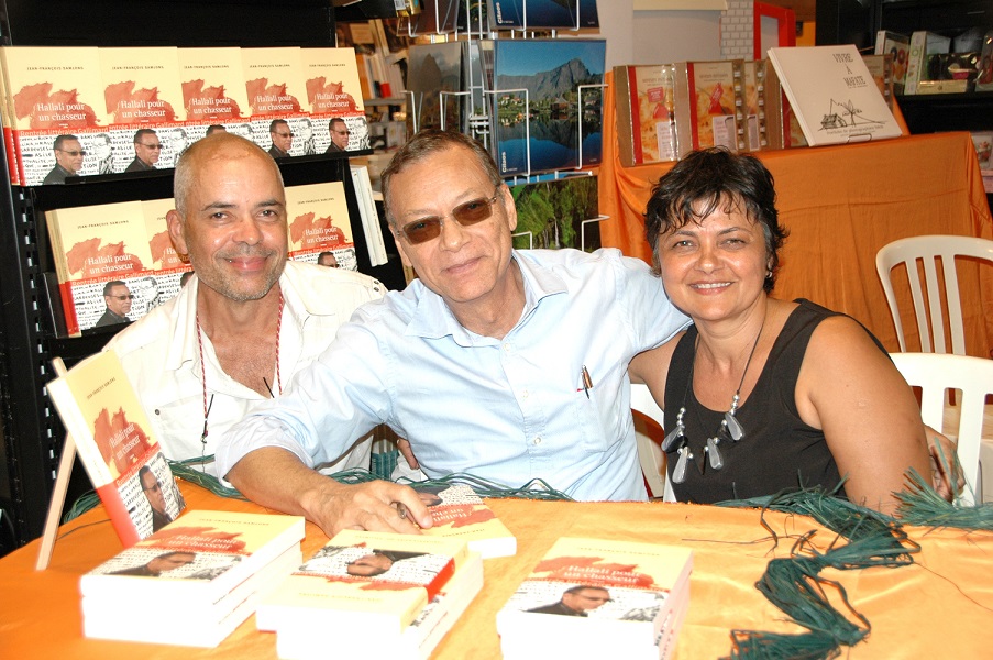 Débat-dédicace à la libairie Autrement à Saint-Pierre