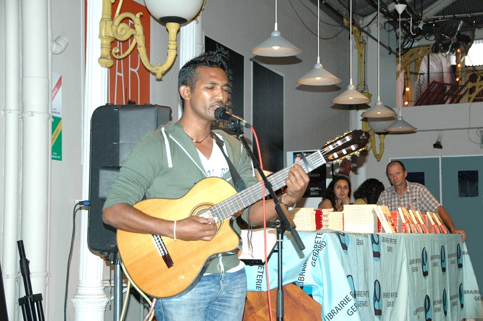 UN MONDE FOU DANS UNE AMBIANCE JOYEUSE