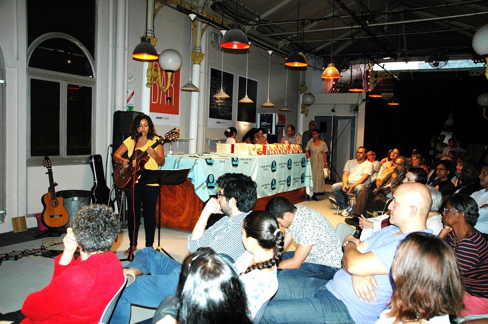 UN MONDE FOU DANS UNE AMBIANCE JOYEUSE