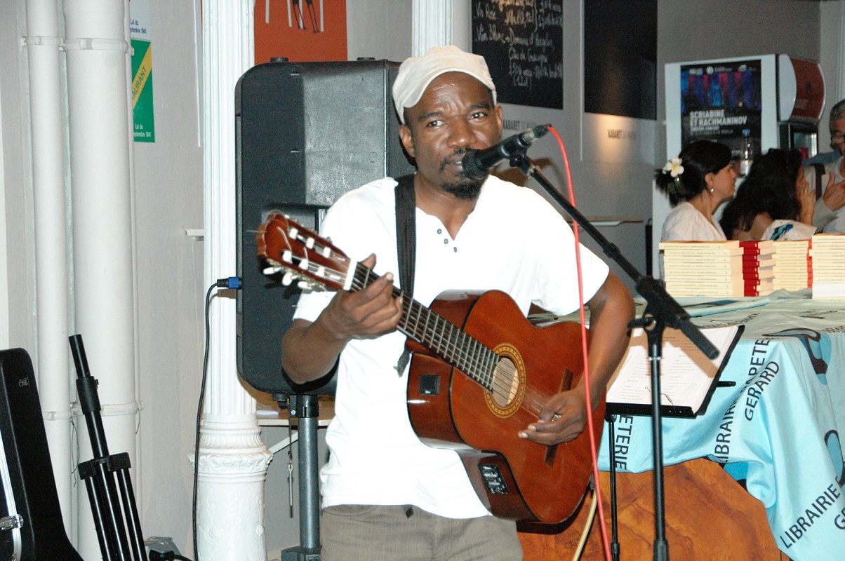 UN MONDE FOU DANS UNE AMBIANCE JOYEUSE