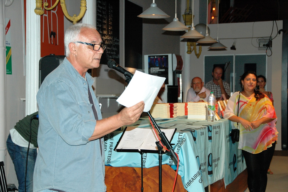 UN MONDE FOU DANS UNE AMBIANCE JOYEUSE