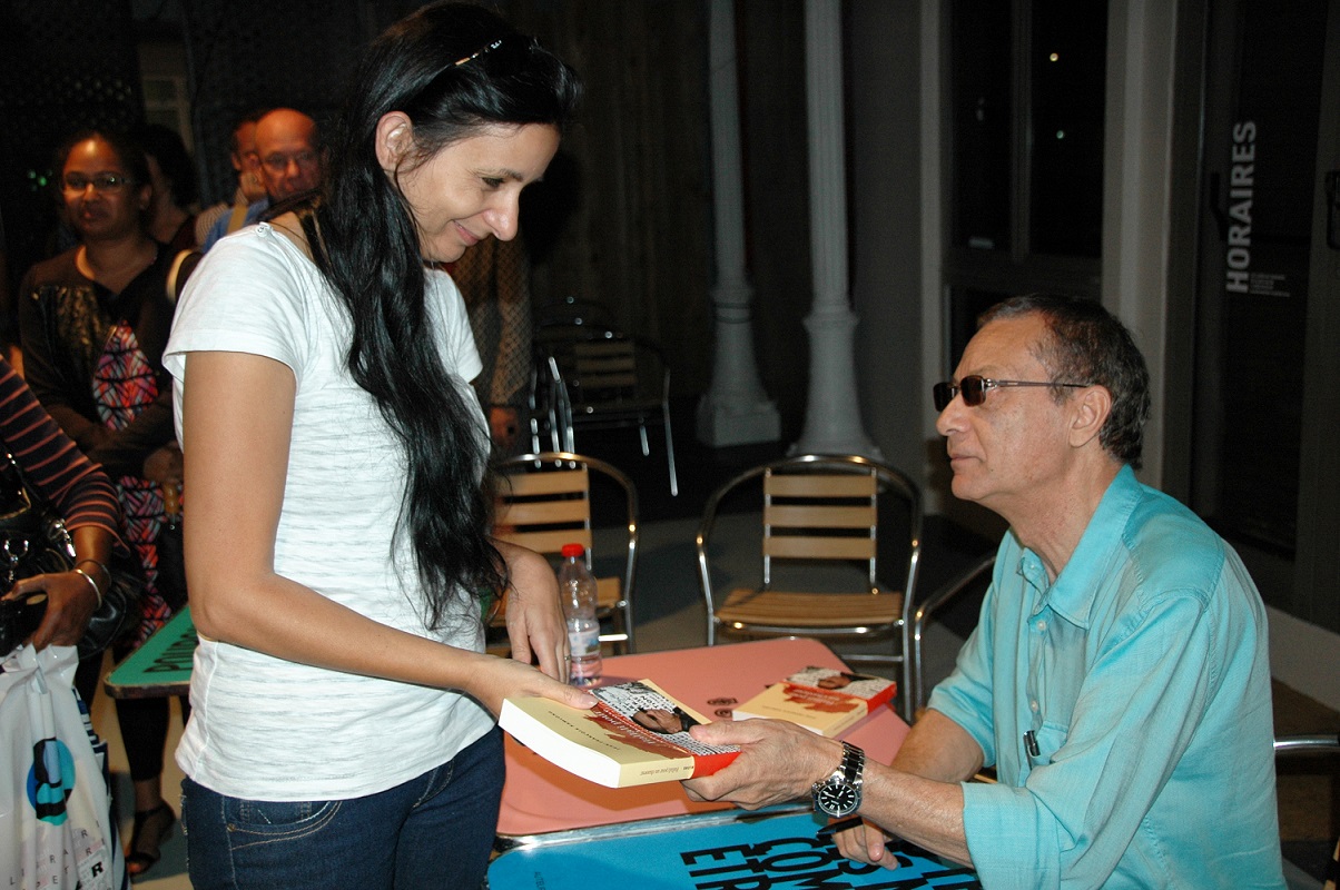 UN MONDE FOU DANS UNE AMBIANCE JOYEUSE