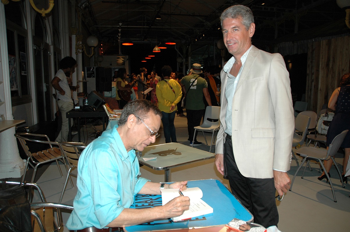 UN MONDE FOU DANS UNE AMBIANCE JOYEUSE