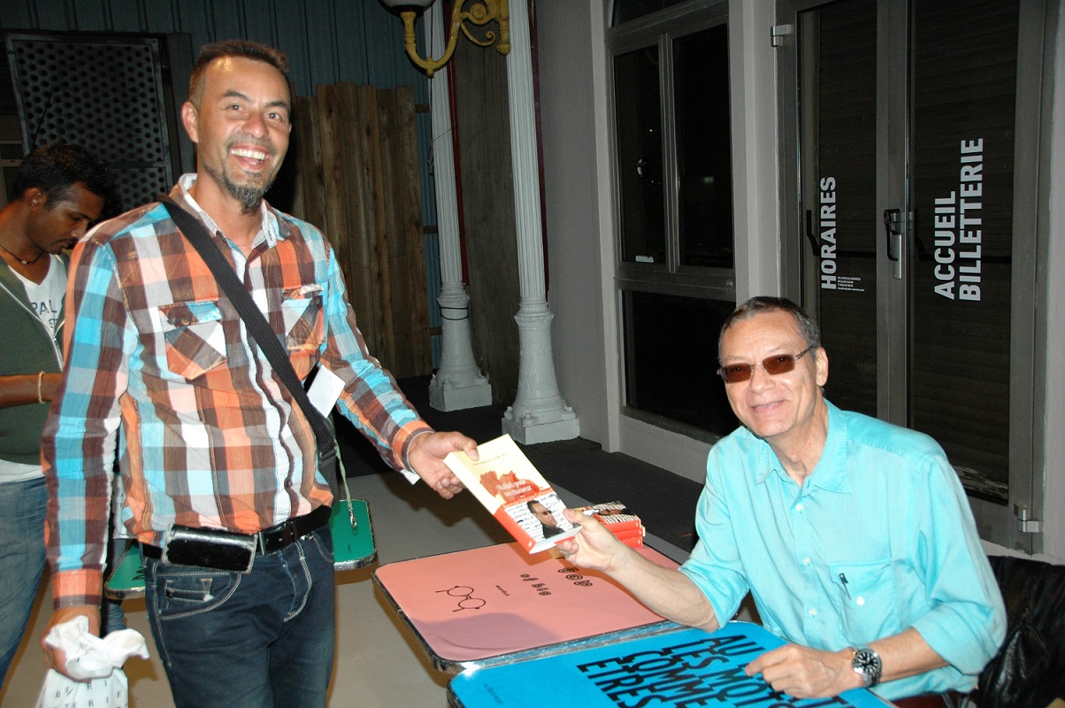 UN MONDE FOU DANS UNE AMBIANCE JOYEUSE